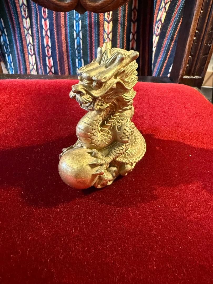 水晶を抱いた龍　台座水晶無し